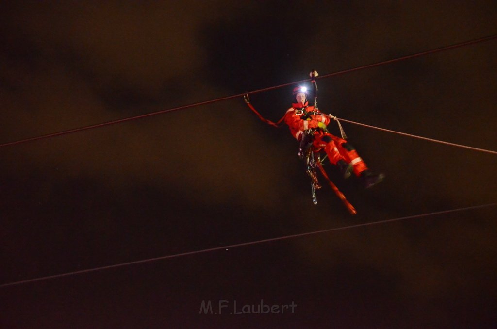 Einsatz BF Hoehenretter Koelner Seilbahn Hoehe Zoobruecke P2631.JPG